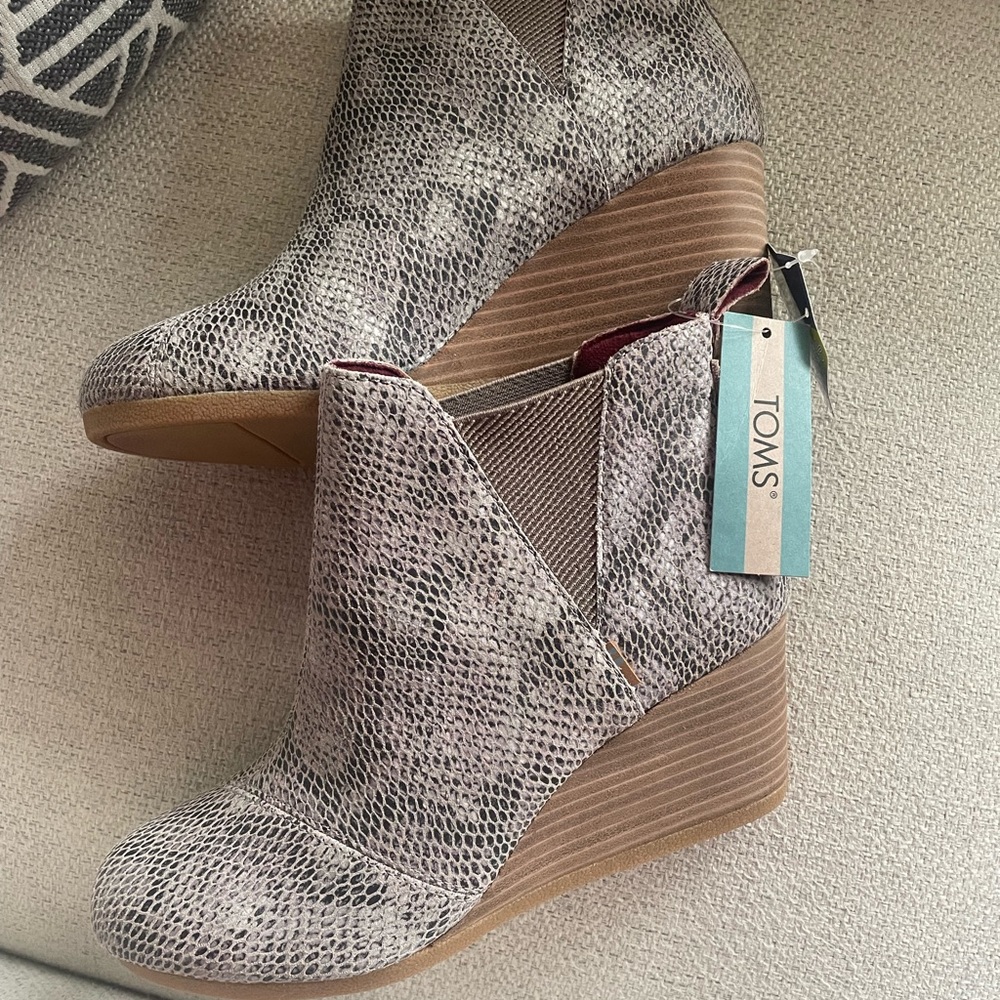 Toms Womens Kelsey Cobblestone Snake Printed Suede wedge boots